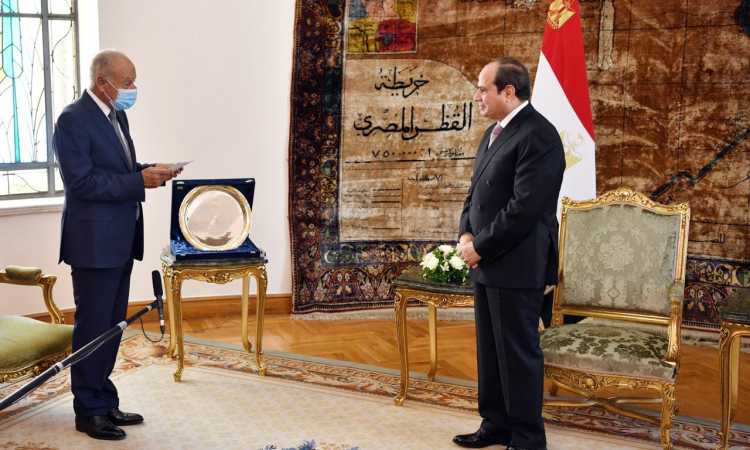السيسى يتسلم درع العمل التنموى العربى لعام 2020
