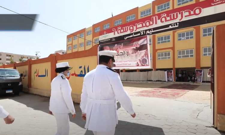 الداخلية توزع الحقائب المدرسية