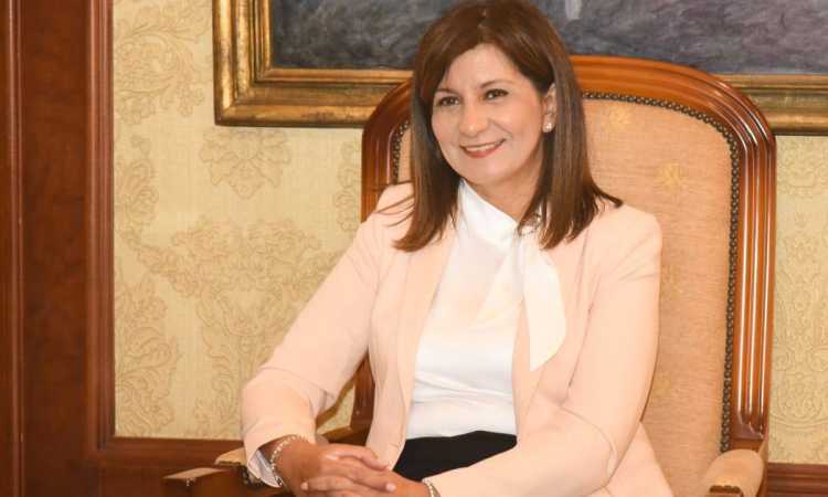 السفيرة نبيلة مكرم