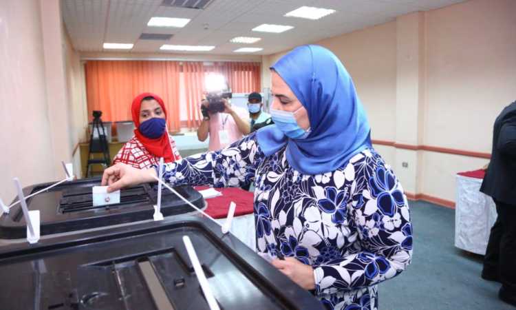 وزيرة التضامن تدلى بصوتها فى الانتخابات