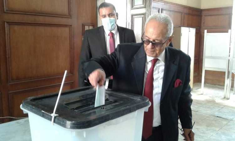 رئيس الوفد يدلى بصوته بانتخابات النواب