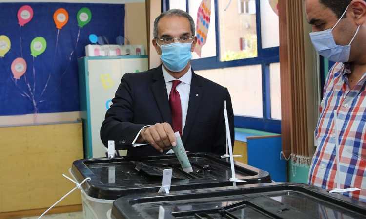 وزير الاتصالات يدلى بصوته فى انتخابات مجلس النواب