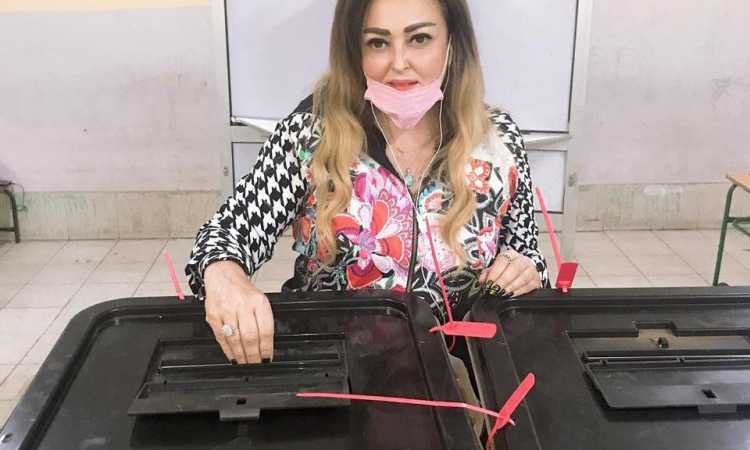 نهال عنبر تدلى بصوتها فى انتخابات النواب2020