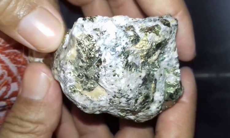 أحجار بها ذهب