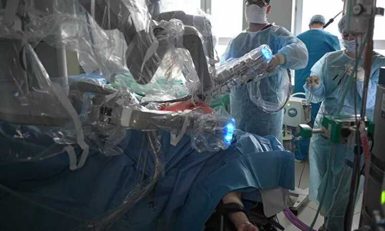 أول عملية جراحية باستخدام الروبوت فى روسيا