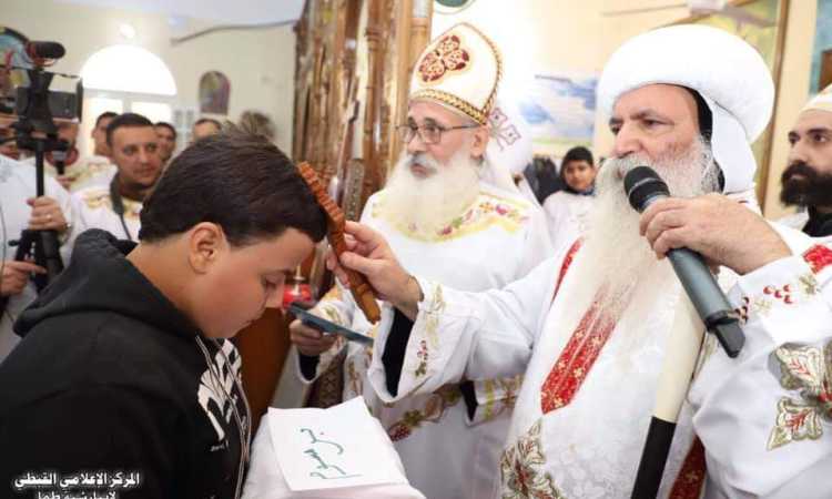 أسقف طما يدشن مذبح ويرسم 20 شماسا بكنيسة مارمينا الدويك 