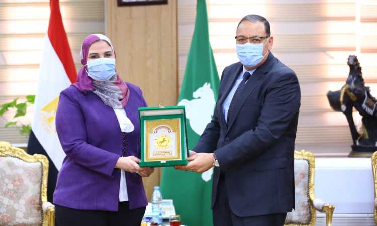 ممدوح غراب يمنح وزيرة التضامن درع محافظة الشرقية