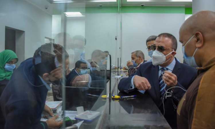 محافظ الإسكندرية يتابع بدء صرف منحة دعم العمالة غير المنتظمة