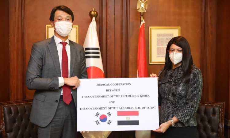 سفير كوريا الجنوبية في القاهرة، هونج جين ووك، والدكتورة رانيا المشاط