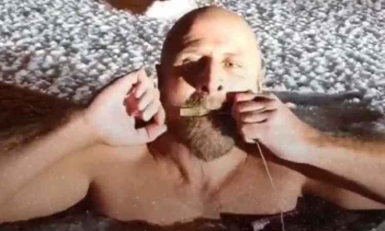 السباحة وسط الثلوج