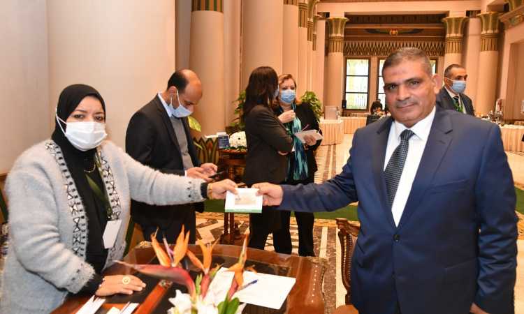 أعضاء مجلس النواب يتسلمون كارنيهات العضوية
