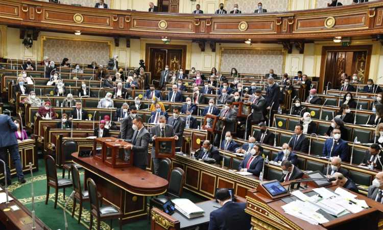 أعضاء النواب يدلون بأصواتهم لانتخاب رئيس البرلمان