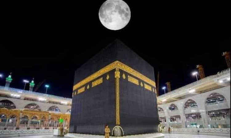 القمر يتعامد على الكعبة المشرفة