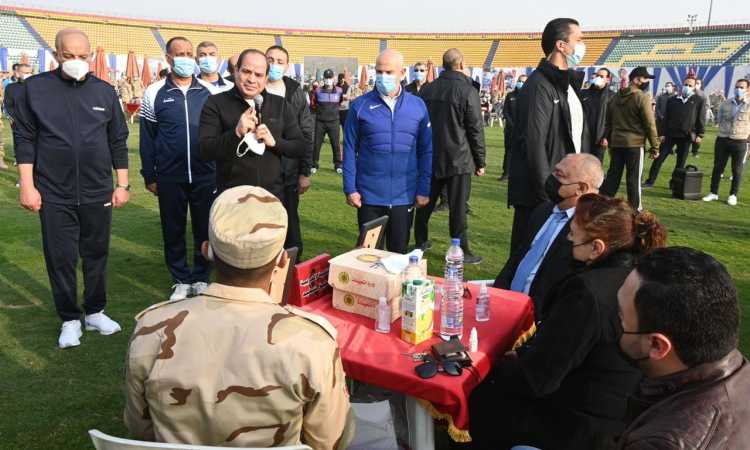 السيسى يتفقد الأنشطة التدريبية للطلبة الجدد بالكلية الحربية