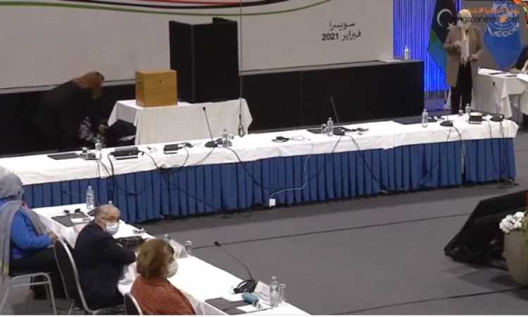 إغماء يصيب مشاركة أثناء التصويت لانتخاب السلطة الليبية