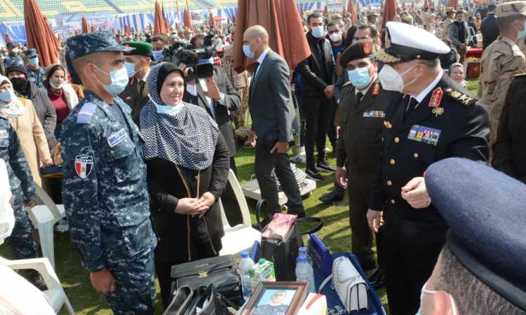 وزير الدفاع يشهد حفل انتهاء فترة الإعداد لطلبة الكليات العسكرية