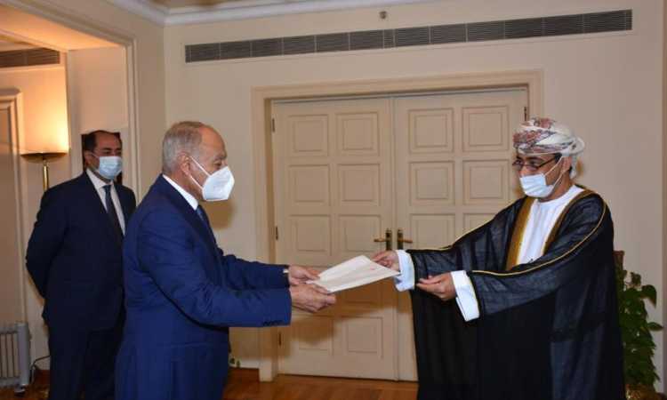 سفيرعمان بالقاهرة يقدم أوراق اعتماده