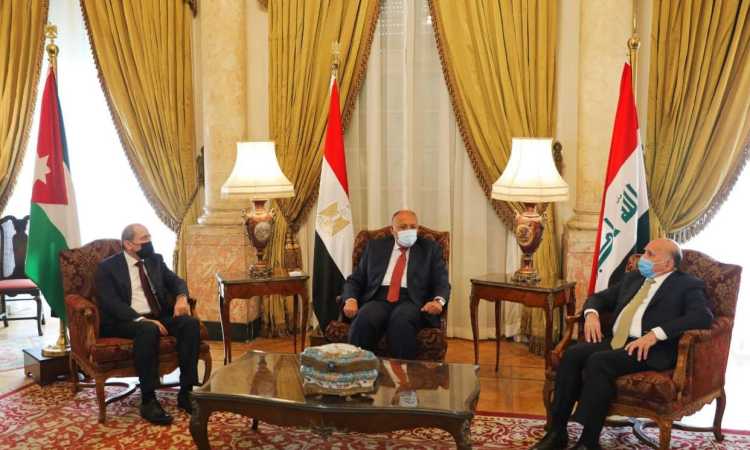 شكرى يستقبل نظيريه الأردنى أيمن الصفدى والعراقى فؤاد حسين