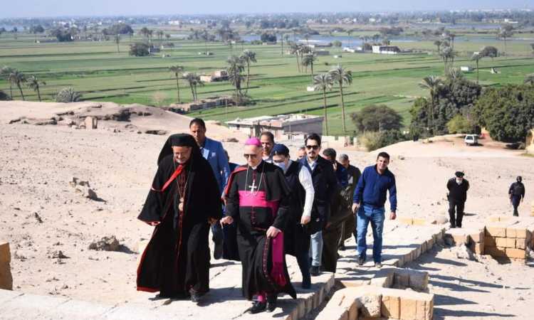 سفير الفاتيكان يزور آثار بنى حسن