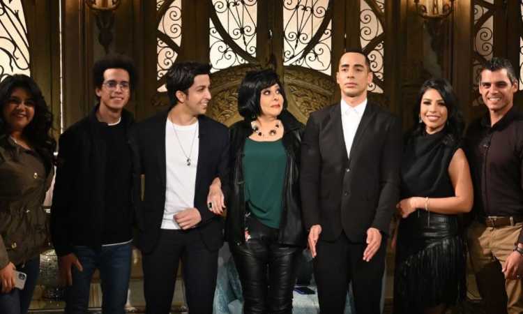 أبطال مسلسل فى بيتنا روبوت مع صاحبة السعادة