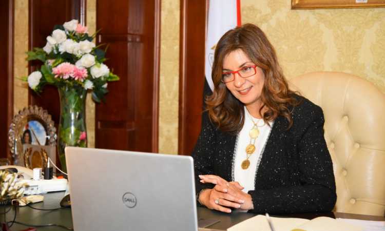السفيرة نبيلة مكرم خلال الندوة