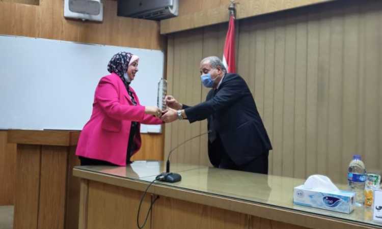 وزير التموين فى عيد الأم