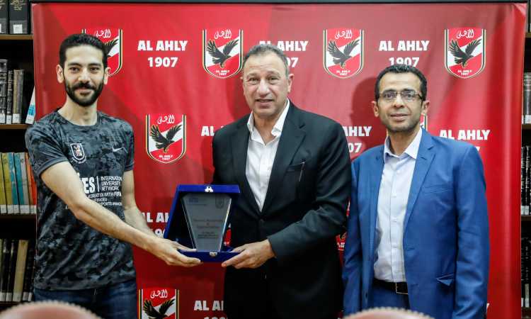 محمود الخطيب يستقبل وفد دبلومة الإدارة الرياضية بـ «فيفا»