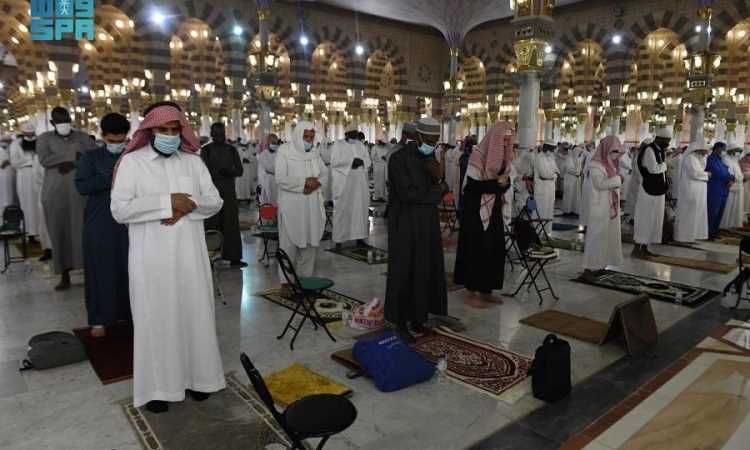 صلاة تراويح فى أول ليلة لشهر رمضان المبارك بالمسجد النبوى