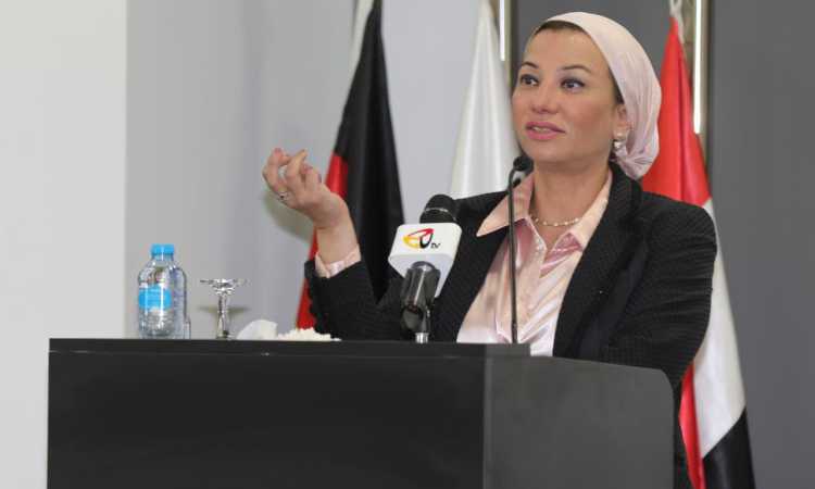 وزيرة البيئة خلال تكريم طلاب الجامعة الألمانية