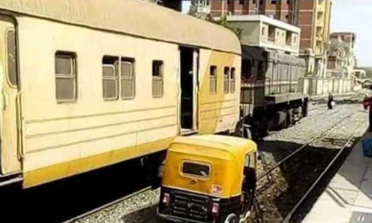 سير توكتوك على قضبان السكة الحديد