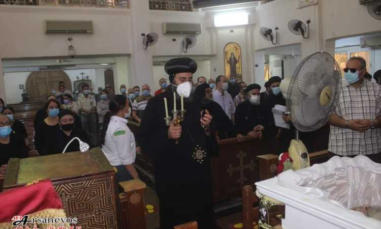 الأنبا مكاريوس يرأس جنازة كاهن كنيسة مارمينا بالمنيا