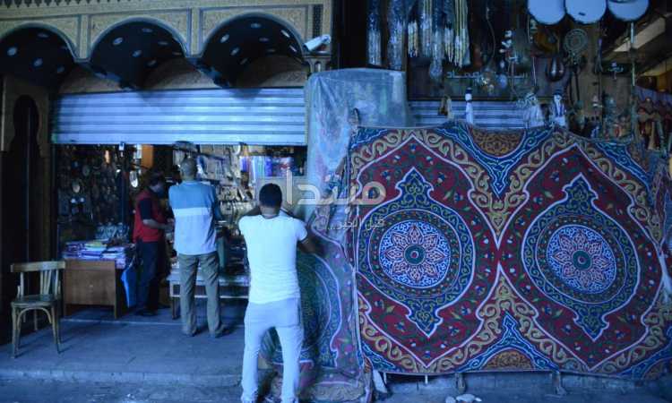 مبتدا يرصد غلق المحلات والمقاهى بالحسين فى ثانى أيام تعديل المواعيد