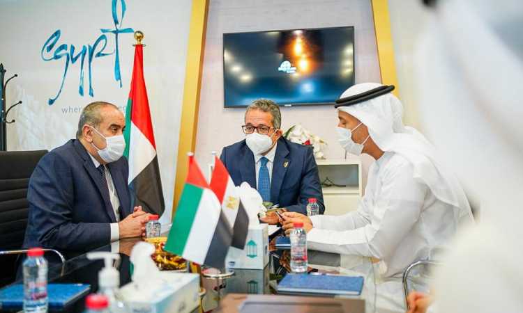 وزيرا السياحة والطيران يلتقيان نظيرهما الإماراتى