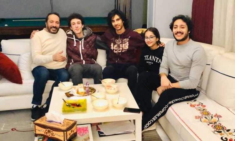 على الحجار وأسرته