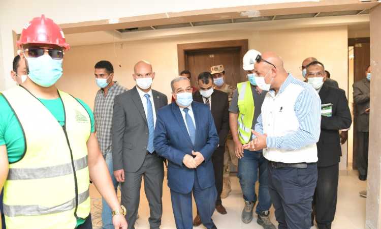 وزير الإنتاج الحربى يتابع العمل بمبنى الوزارة بالعاصمة الإدارية