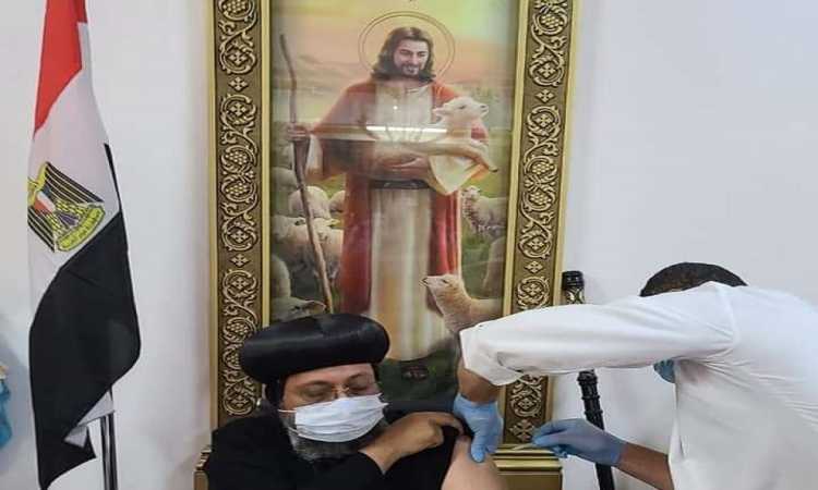 أسقف الوادى الجديد يتلقى لقاح كورونا