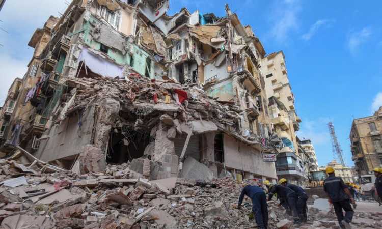 رفع أنقاض عقار الإسكندرية