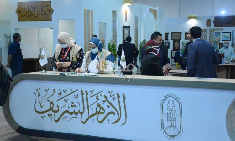 إقبال كبير على جناح الأزهر ومجلس حكماء المسلمين بمعرض الكتاب
