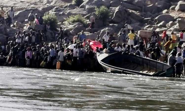 لاجئون إثيوبيون على ضفة نهر حدودى مع السودان