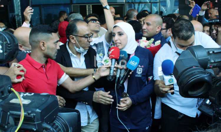 استقبال جيانا فاروق بمطار القاهرة