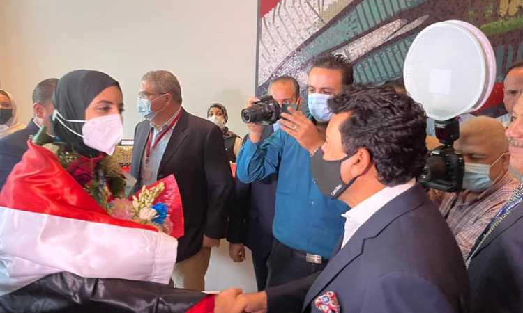 استقبال وزير الشباب لفريال أشرف