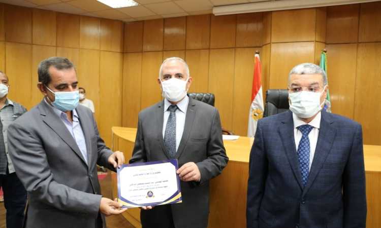 تكرم العاملين بالمشروع القومى لتأهيل الترع