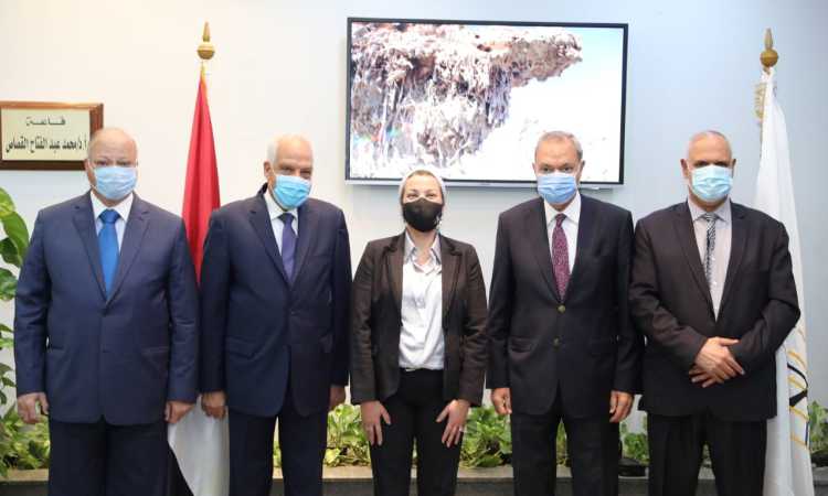 جانب من التوقيع