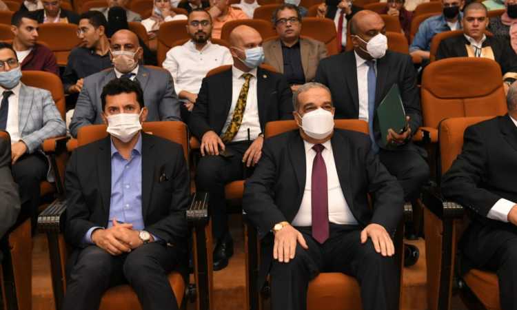 وزيرا الإنتاج الحربى والشباب والرياضة خلال حفل التخرج