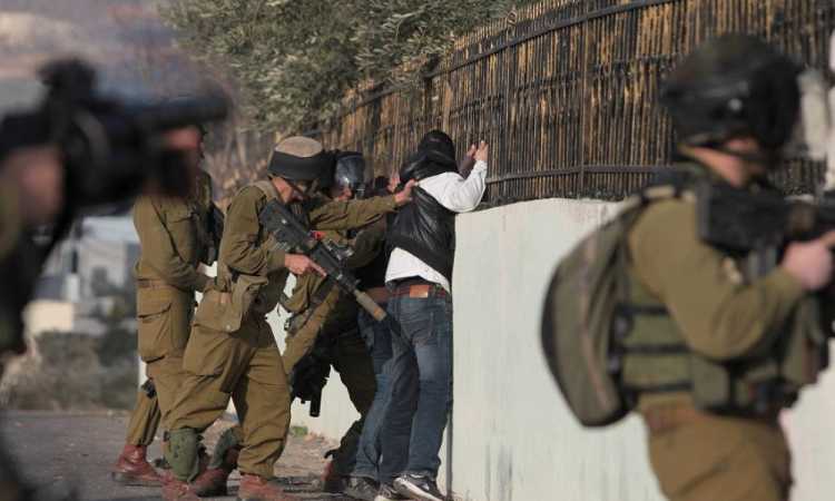 الاحتلال يعتقل فلسطينيين