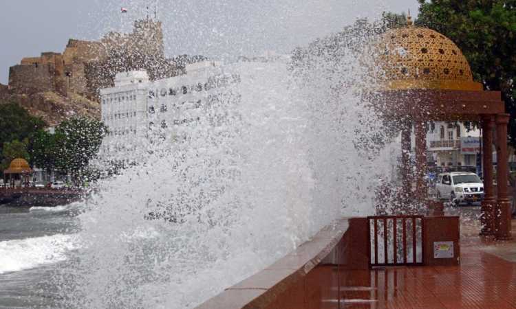 ارتفاع الأمواج فى مسقط بسبب العاصفة شاهين