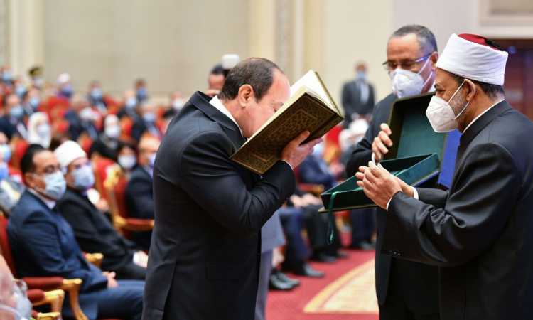 الطيب يهدى السيسى نسخة من مصحف الأزهر الشريف
