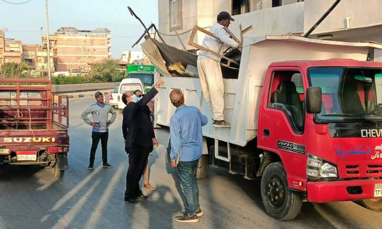 إزالة إعلانات مخالفة بالإسكندرية
