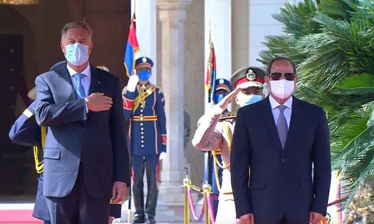 السيسى يستقبل الرئيس الرومانى