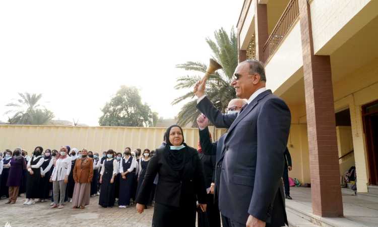 الكاظمى يتابع بداية العام الدراسى فى العراق